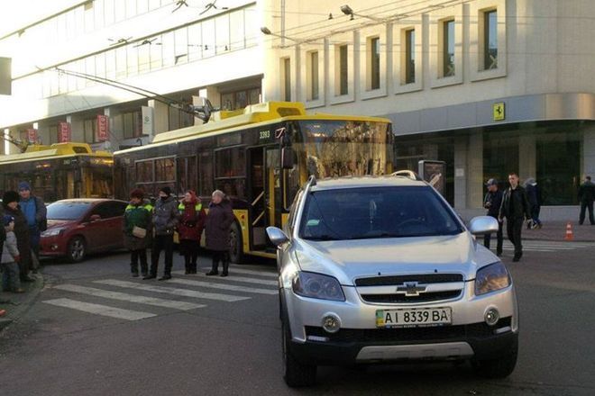 В Киеве водитель припарковал джип посередине дороги: в пробке застряли 7 троллейбусов