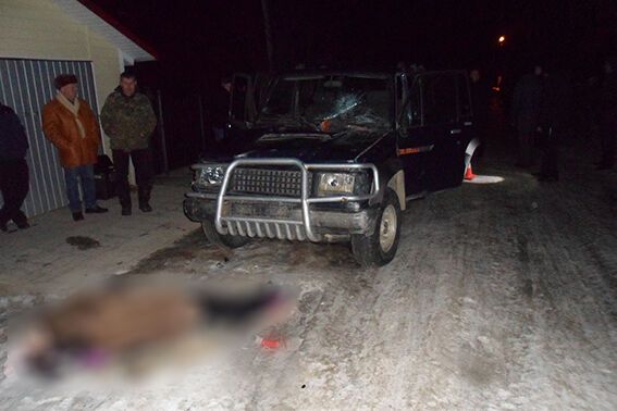 На Буковине джип врезался в толпу щедровальщиков: водитель бросил авто и сбежал