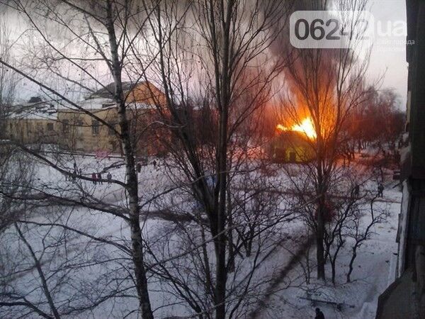 При обстрілі бойовиками Горлівки згорів магазин: фото і відео пожежі