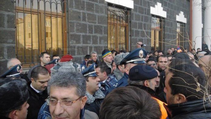 Учасники антиросійської ходи у Вірменії поглумилися над прапором РФ: опубліковано фото і відео