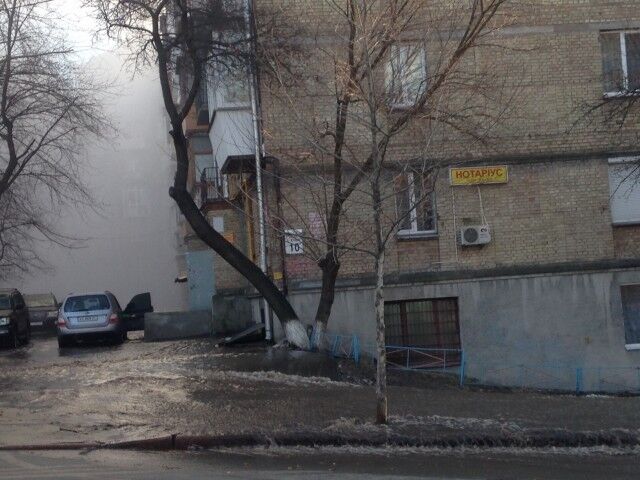 В Киеве посреди улицы забил 10-метровый "гейзер": опубликованы фото