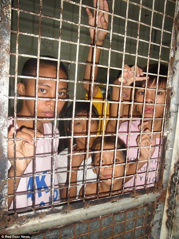 На Филиппинах перед приездом Папы Римского сирот убрали с улиц, как мусор