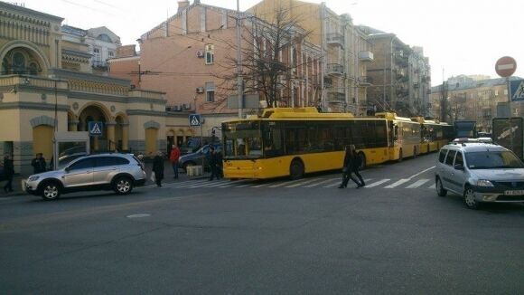 В Киеве водитель припарковал джип посередине дороги: в пробке застряли 7 троллейбусов