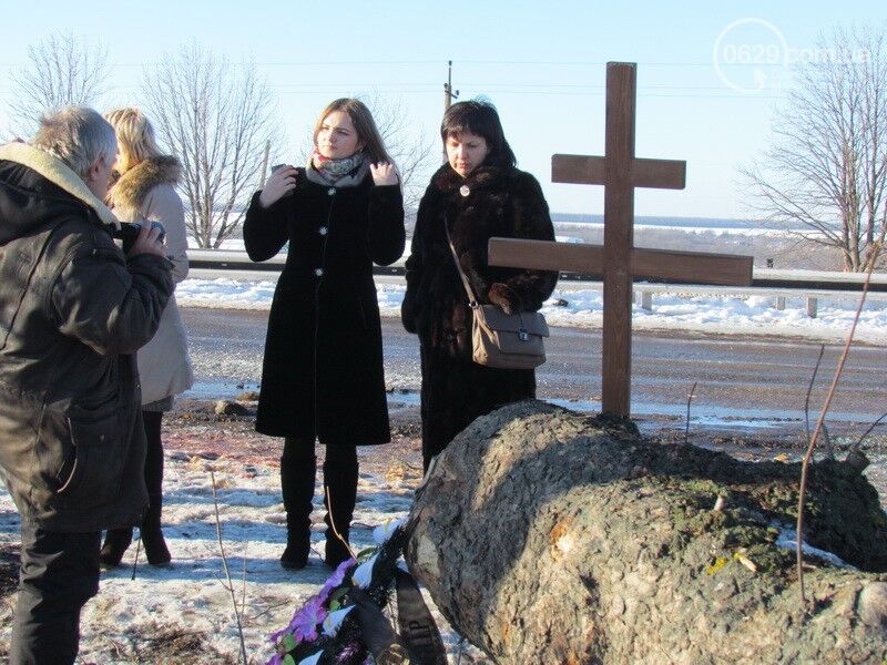 На місці теракту під Волновахою встановили пам'ятний хрест: опубліковано фото