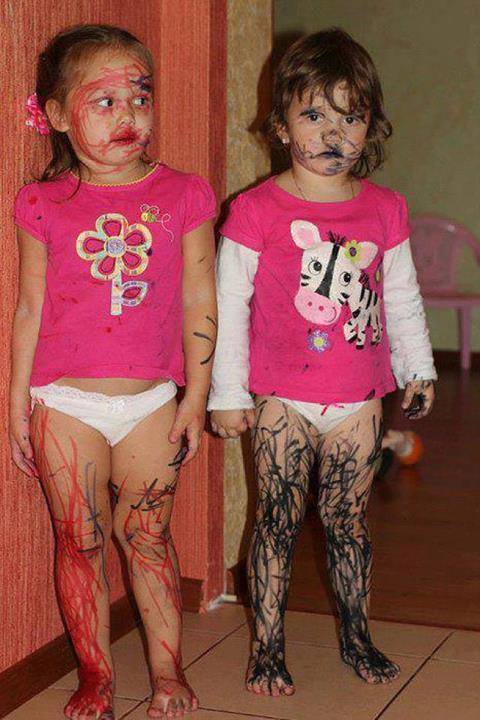 Фотографии детей, которых оставили с маркером
