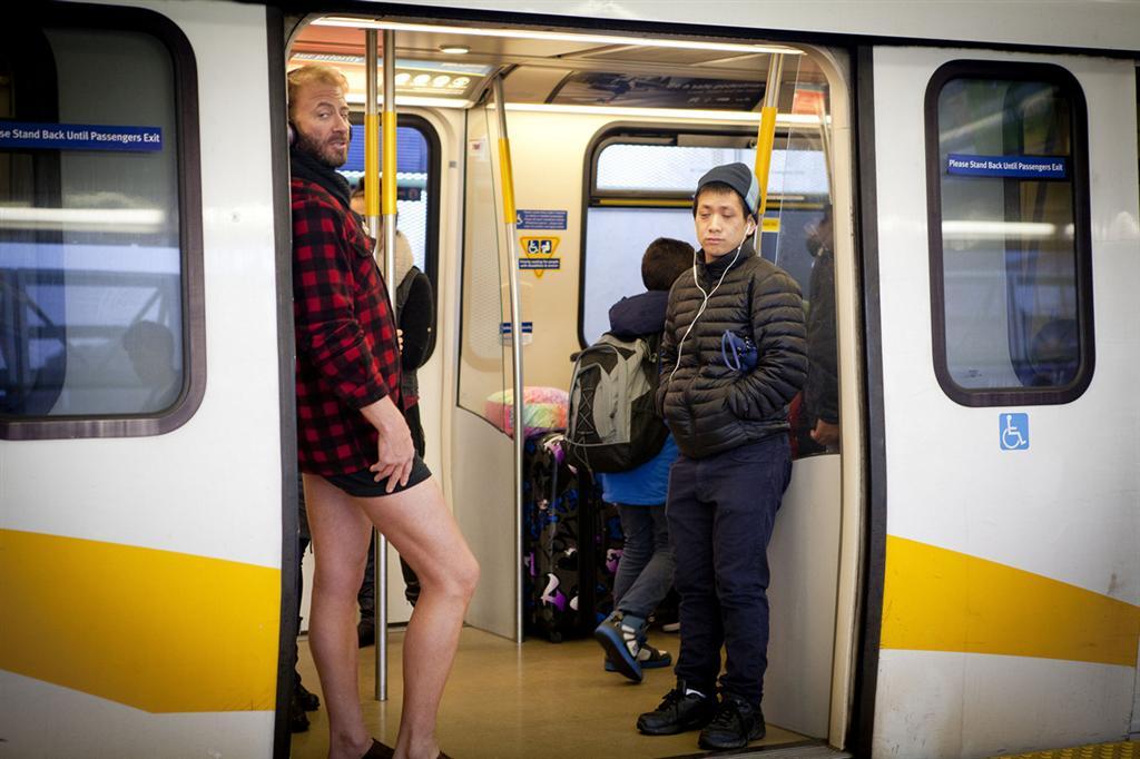 В метро без штанов. Всемирный флешмоб