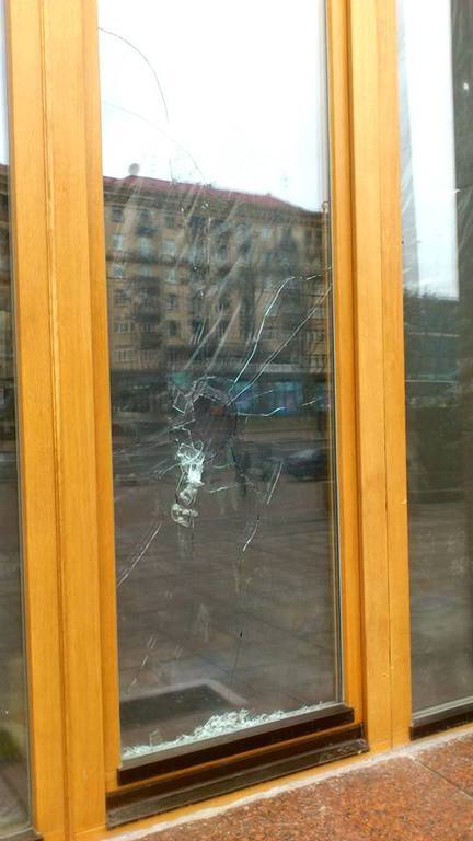 В здании КГГА пьяный ночью выбил восемь окон: опубликованы фото