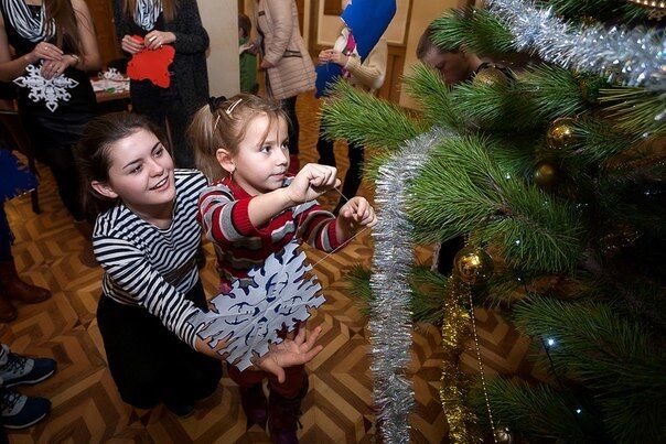 "Дочки офіцерів" веселили кримських дітей сніжинками з обличчям Путіна: опубліковані фото