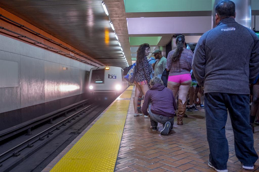 В метро без штанов. Всемирный флешмоб