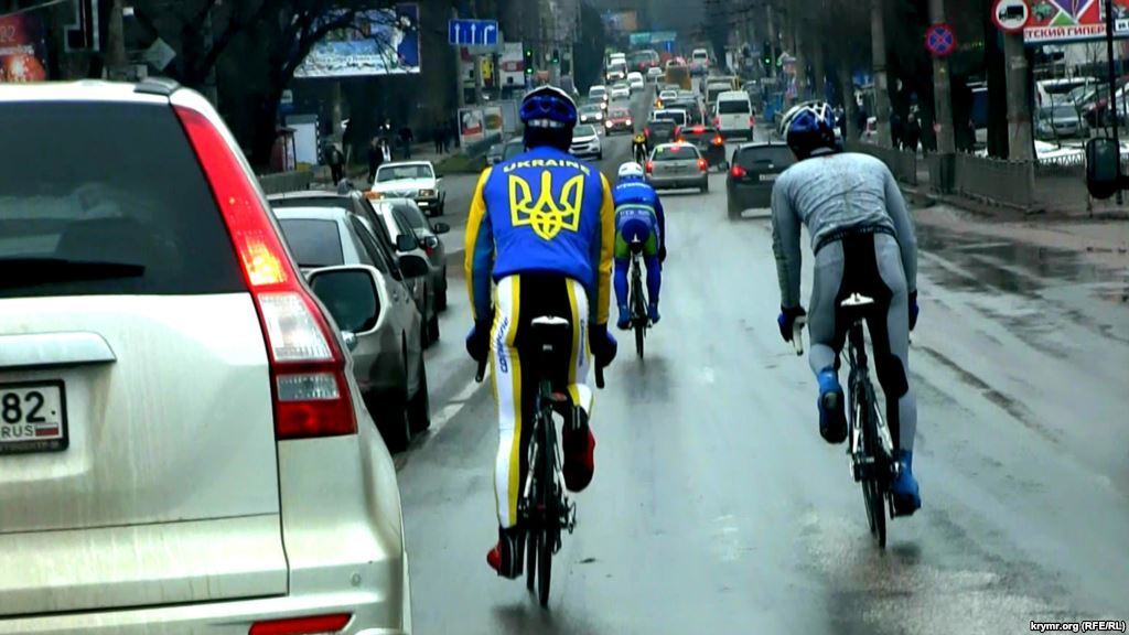 Украинские велогонщики ездят по оккупированному Крыму с тризубами на спинах