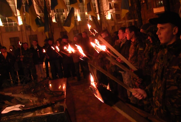 В Мариуполе прошло факельное шествие памяти жертв теракта под Волновахой: опубликованы фото
