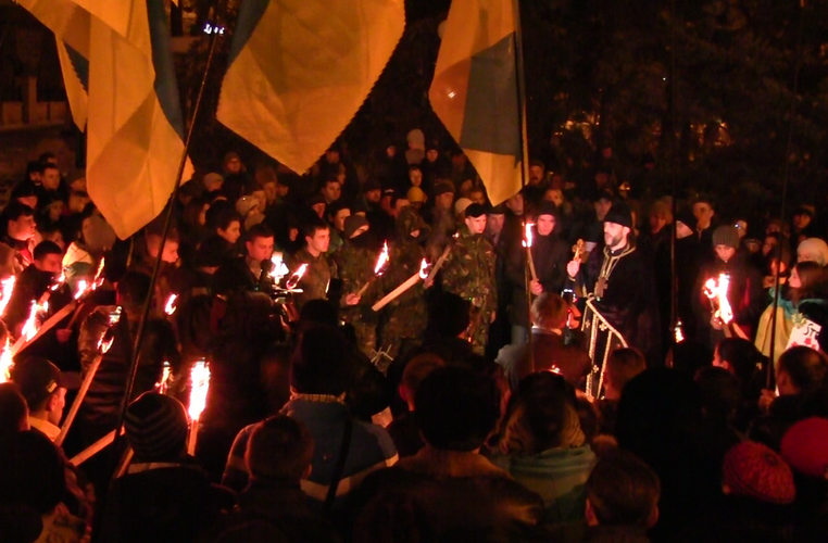 В Мариуполе прошло факельное шествие памяти жертв теракта под Волновахой: опубликованы фото
