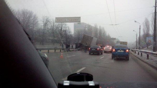 Киев утром застрял в 15-километровой пробке, перевернулась фура: фото и видео с места ДТП