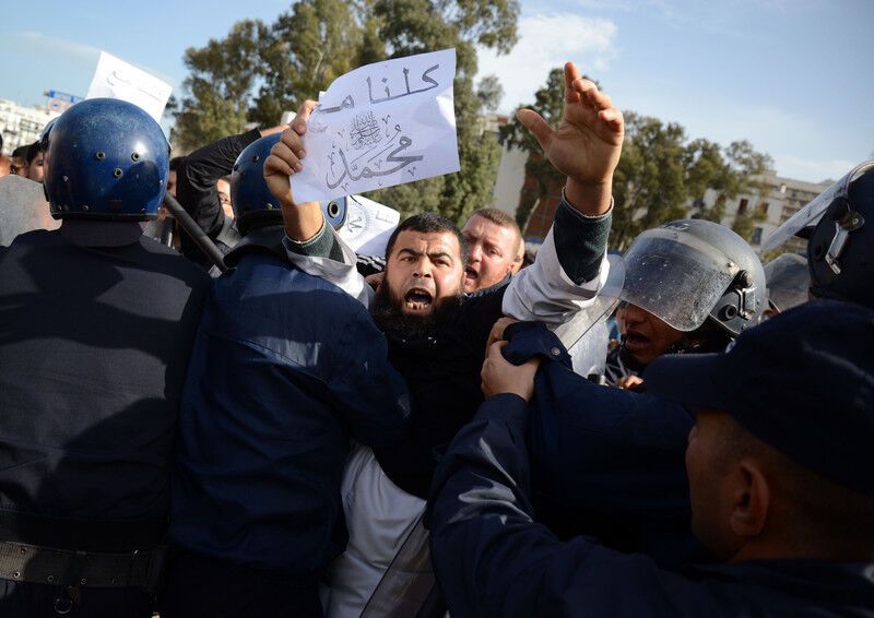 "Je suis Mohammed". Тысячи мусульман вышли на протесты против Charlie Hebdo. Фото- и видеофакт