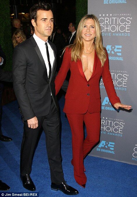 Дженнифер Энистон появилась на публике в красном пиджаке на голое тело