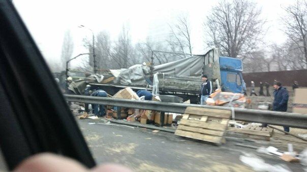 Киев утром застрял в 15-километровой пробке, перевернулась фура: фото и видео с места ДТП