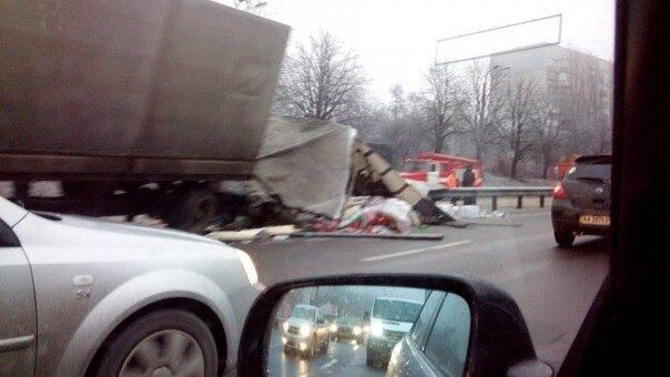Киев утром застрял в 15-километровой пробке, перевернулась фура: фото и видео с места ДТП