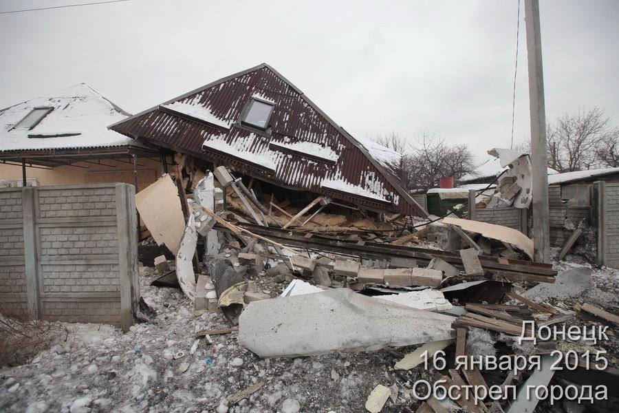 Появились фото разрушений в Донецке после нового артобстрела