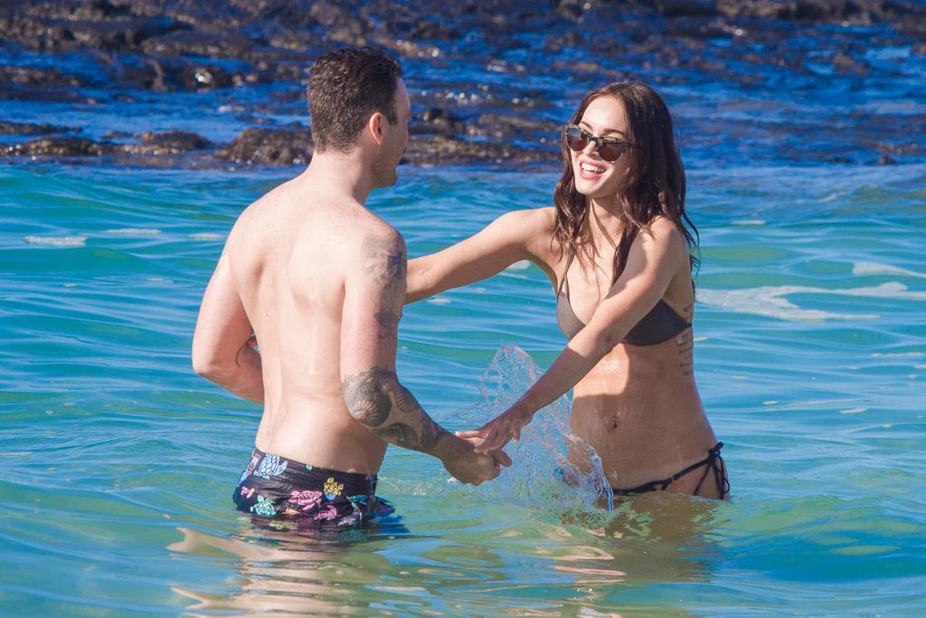 Меган Фокс поразила фигурой после родов в бикини