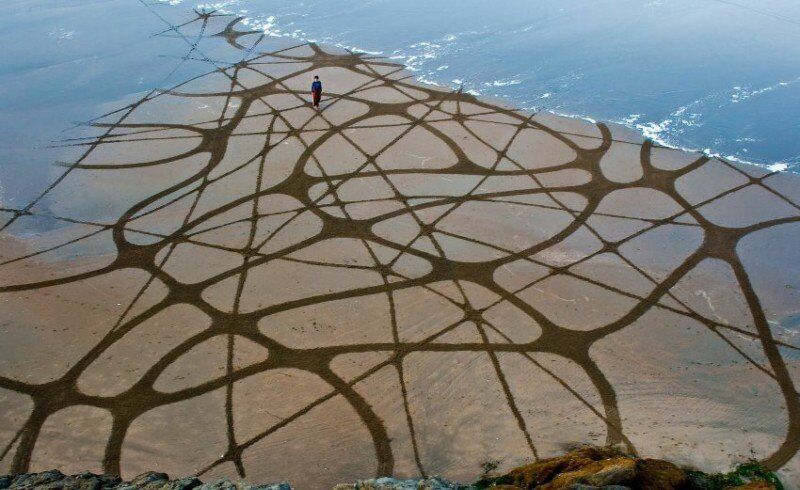 Удивительные гигантские рисунки на песке, сделанные человеком