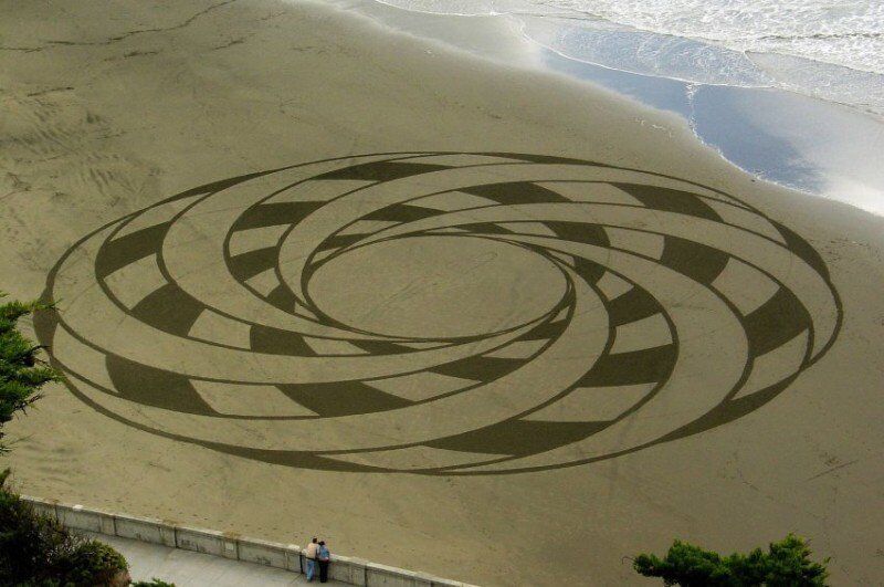 Удивительные гигантские рисунки на песке, сделанные человеком