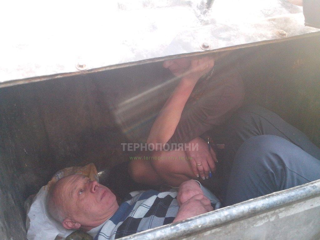На Тернопольщине жители бросили в мусорный бак двух судей: опубликовано фото