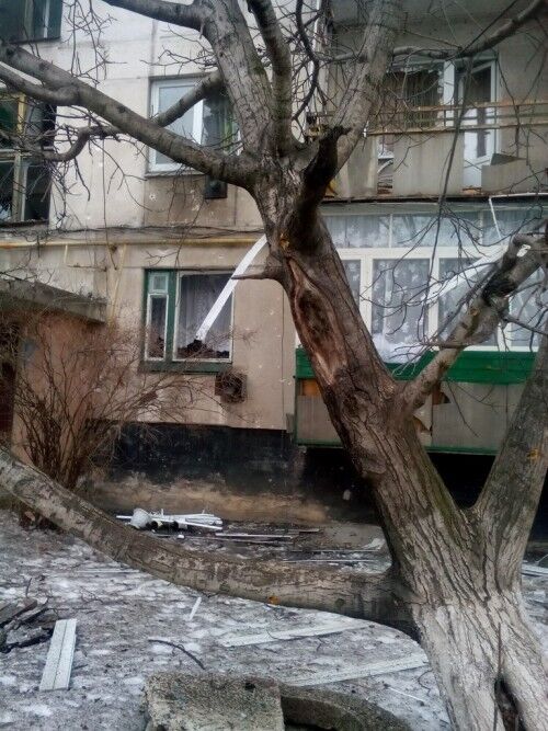 Террористы обстреляли Попасную из "Градов", погиб мирный житель: фото и видео последствий атаки