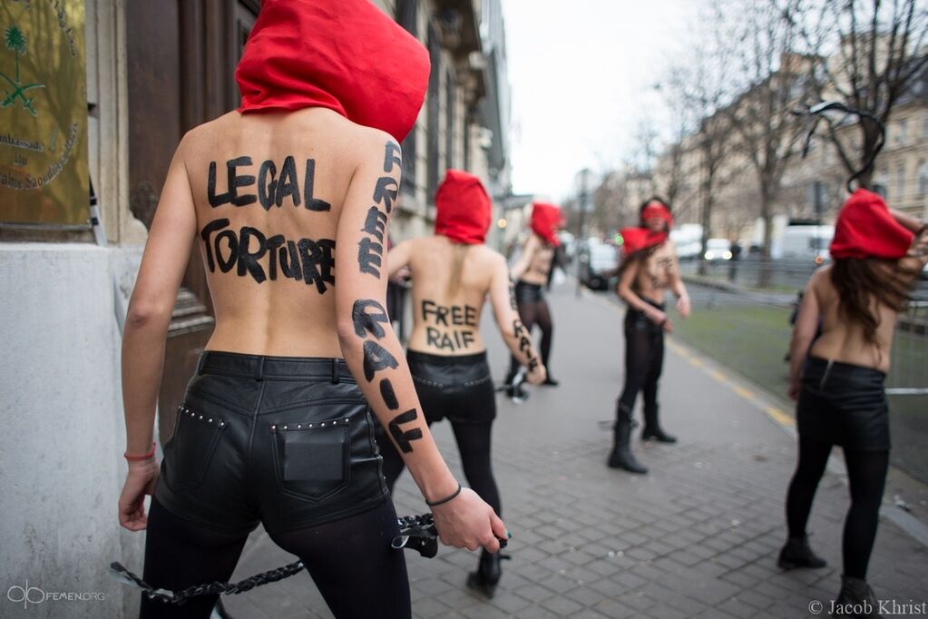 FEMENистки отомстили за "свободолюбивого" исламиста, устроив публичные порки у посольства Саудовской Аравии. Фотофакт
