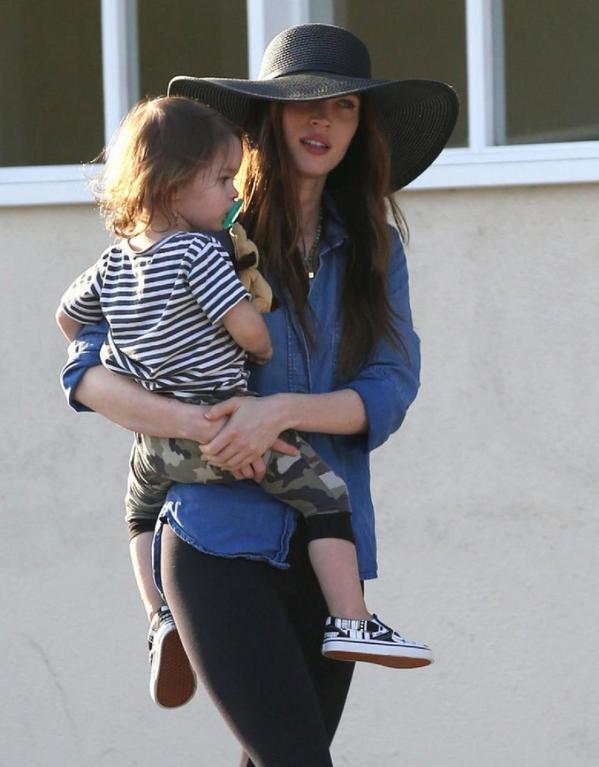 Меган Фокс поразила фигурой после родов в бикини