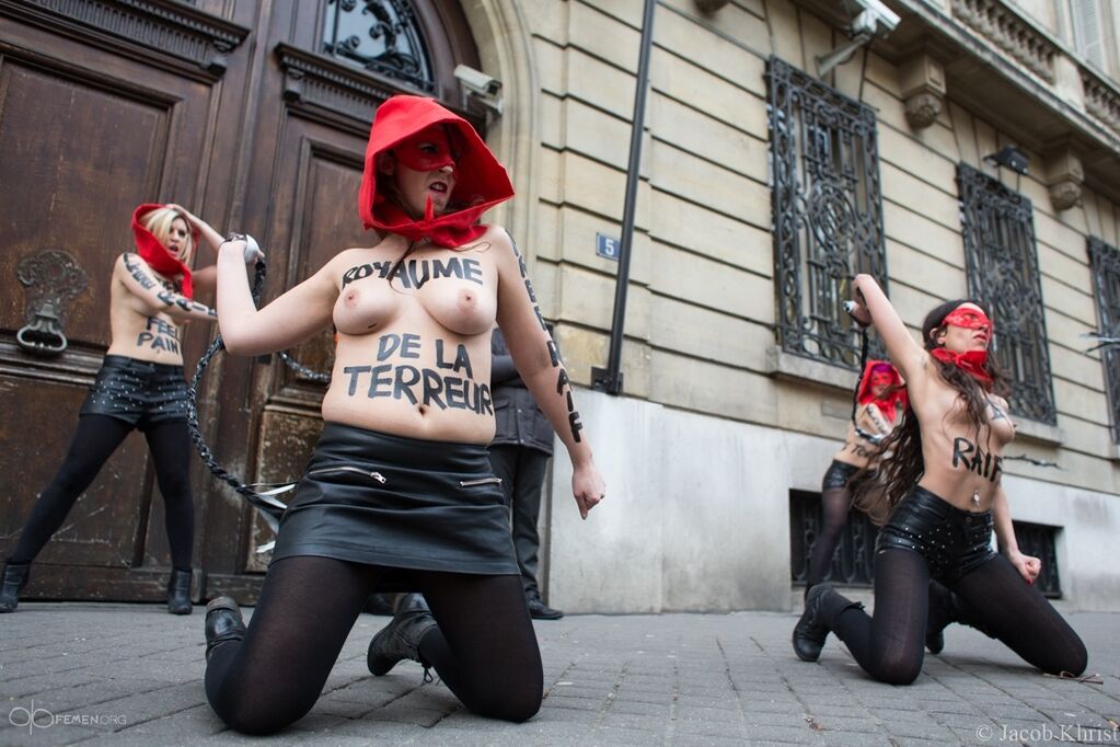 FEMENистки отомстили за "свободолюбивого" исламиста, устроив публичные порки у посольства Саудовской Аравии. Фотофакт
