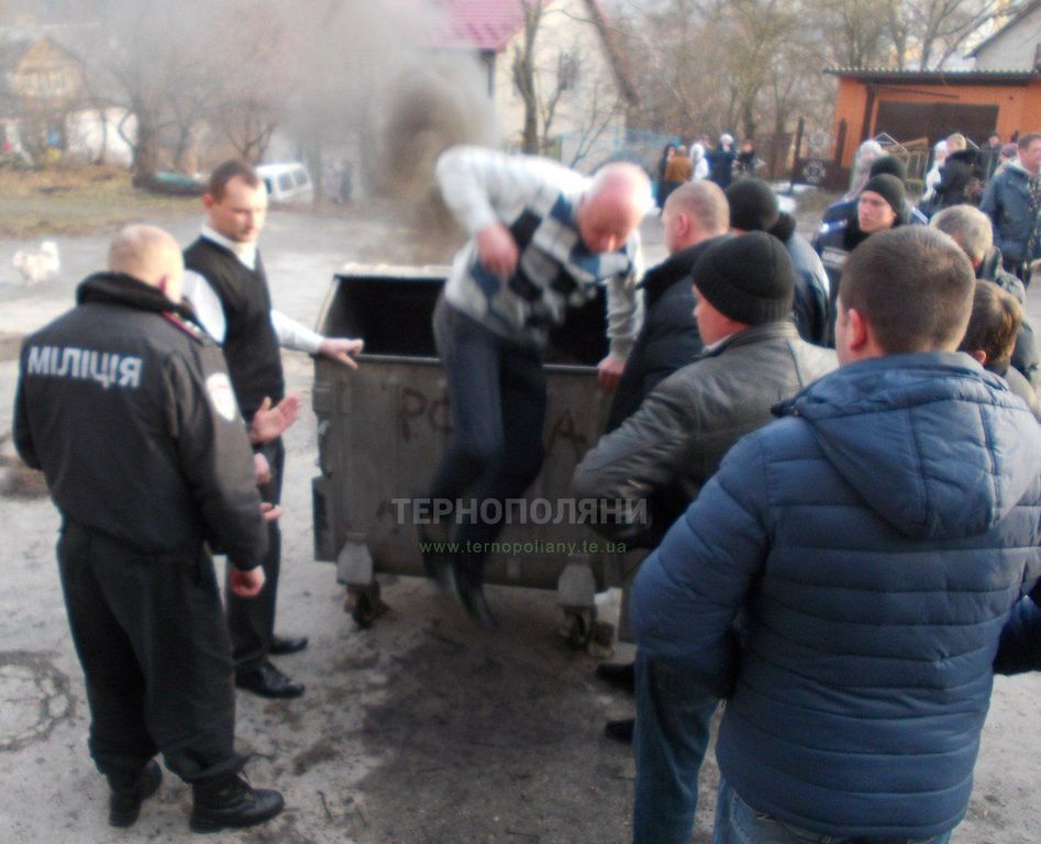 На Тернопольщине жители бросили в мусорный бак двух судей: опубликовано фото