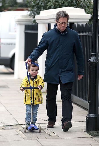 Хью Грант вышел на прогулку со своим внебрачным сыном