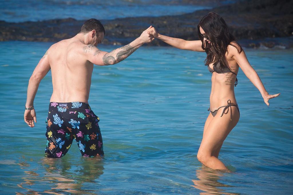 Меган Фокс поразила фигурой после родов в бикини