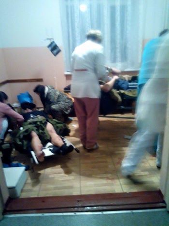Из донецкого аэропорта вывезли трех погибших и 23 раненых "киборгов": фото с передовой