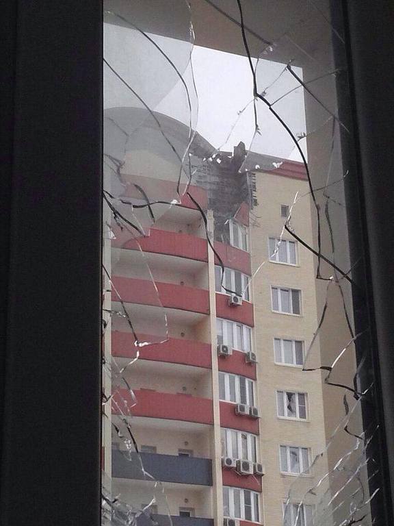 Артобстрелы Донецка повредили дома жилого комплекса "Центральный". Фотофакт