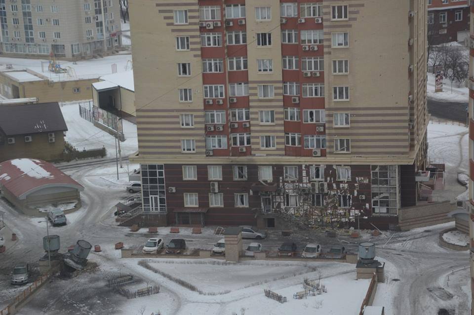 Артобстрелы Донецка повредили дома жилого комплекса "Центральный". Фотофакт