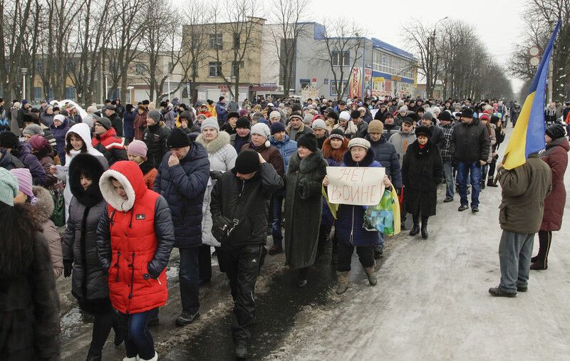 Жители Волновахи вышли на акцию против терроризма: опубликованы фото