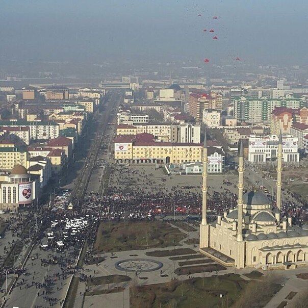 На "антикарікатурний" мітинг в Грозний звезли понад мільйон людей: опубліковано фото