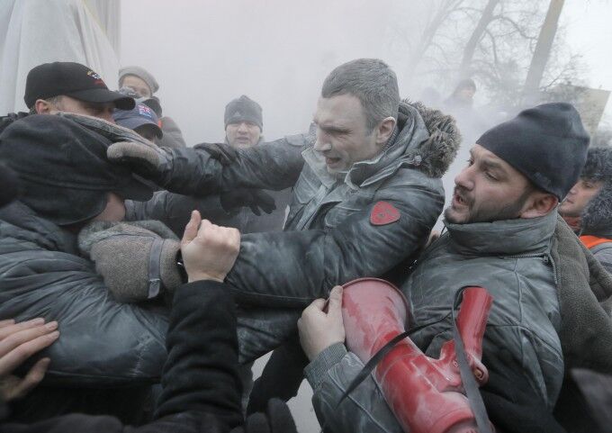 Точка невозврата: самые сильные фото "кровавого Крещения" на улице Грушевского