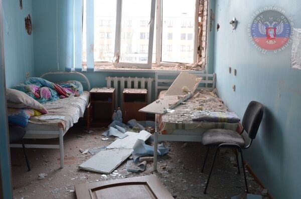 В Донецке снаряд попал в детское отделение больницы, сейчас эвакуируют раненых и выносят лежачих. Опубликованы фото