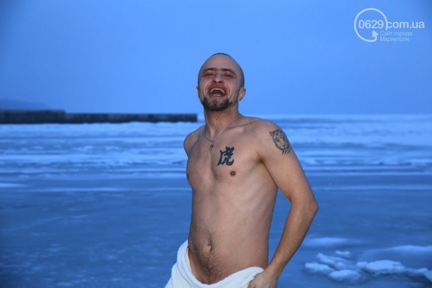 На рассвете бойцы "Азова" совершили Крещенское купание в Азовском море: опубликованы фото
