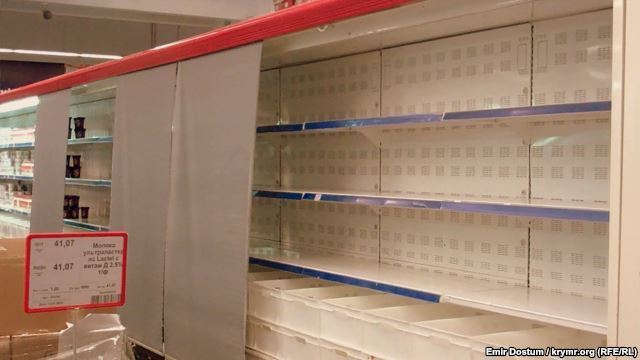 В Симферополе пустые полки в супермаркетах прикрывают занавесками: фотофакт