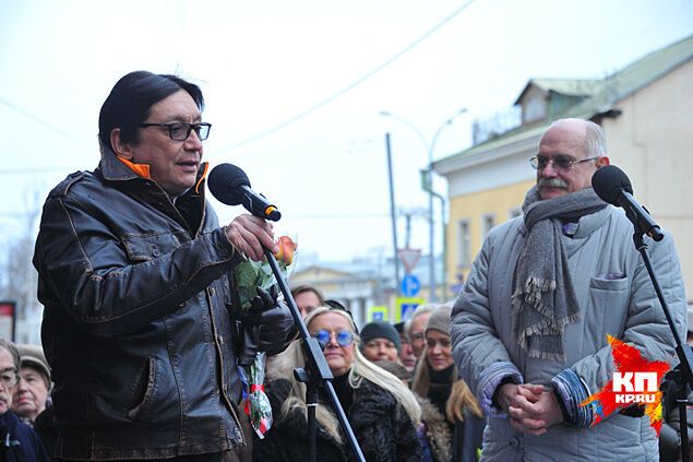 Никита Михалков пришел на открытие мемориальной доски своей матери в ватнике