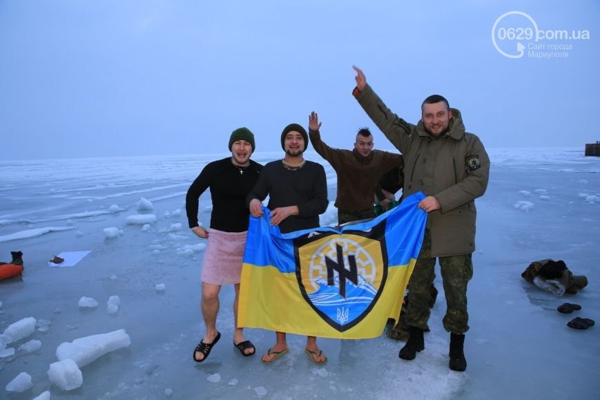 На рассвете бойцы "Азова" совершили Крещенское купание в Азовском море: опубликованы фото