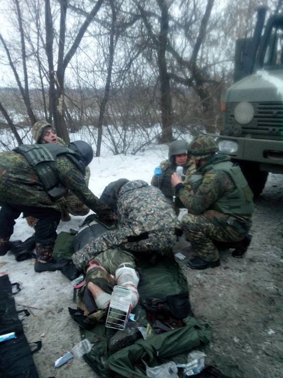 Донецкая женщина расплакалась над раненым "киборгом": простите нас за все