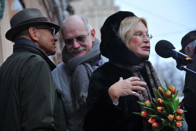 Никита Михалков пришел на открытие мемориальной доски своей матери в ватнике