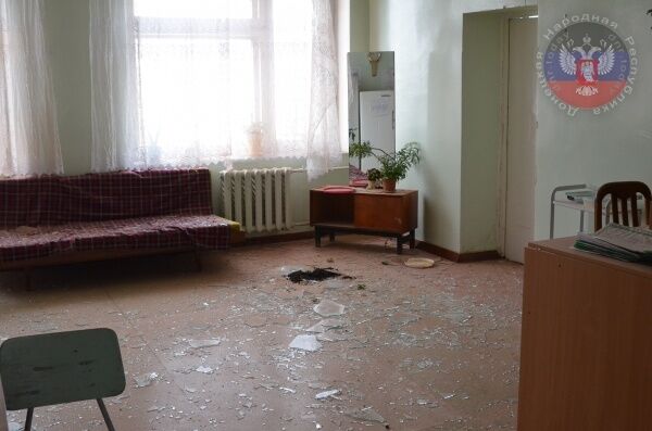 В Донецке снаряд попал в детское отделение больницы, сейчас эвакуируют раненых и выносят лежачих. Опубликованы фото