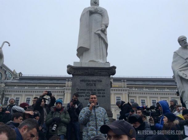 Братья Кличко почтили память жертв теракта под Волновахой: опубликованы фото