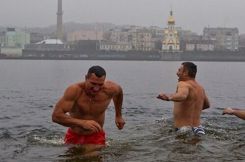 Братья Кличко окунулись на Крещение в Днепре: опубликованы фото