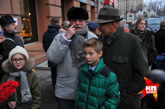 Никита Михалков пришел на открытие мемориальной доски своей матери в ватнике